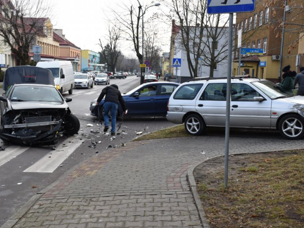 Kolizja obok komendy policji w Tarnobrzegu [aktualizacja][zdjęcia]