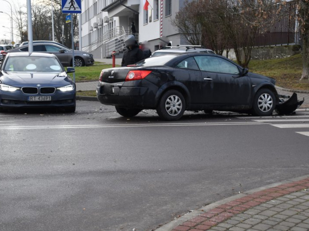 Kolizja obok komendy policji w Tarnobrzegu [aktualizacja][zdjęcia]