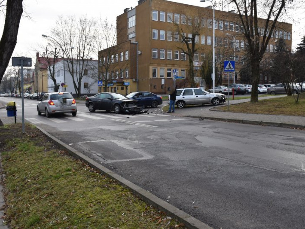 Kolizja obok komendy policji w Tarnobrzegu [aktualizacja][zdjęcia]