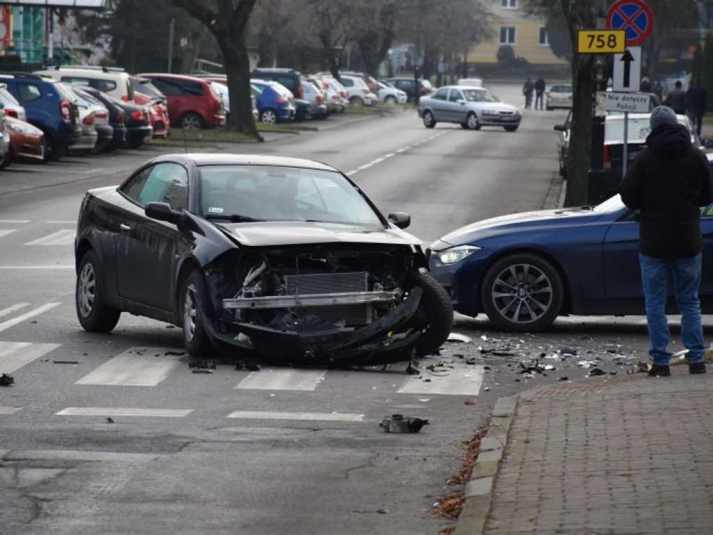 Kolizja obok komendy policji w Tarnobrzegu [aktualizacja][zdjęcia]