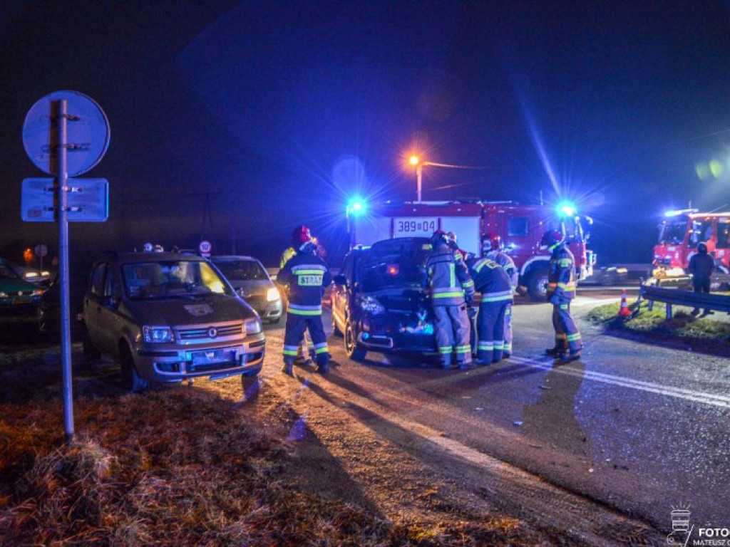 Zderzenie pojazdów na drodze relacji Tarnobrzeg-Mielec - zdjęcia z miejsca zdarzenia