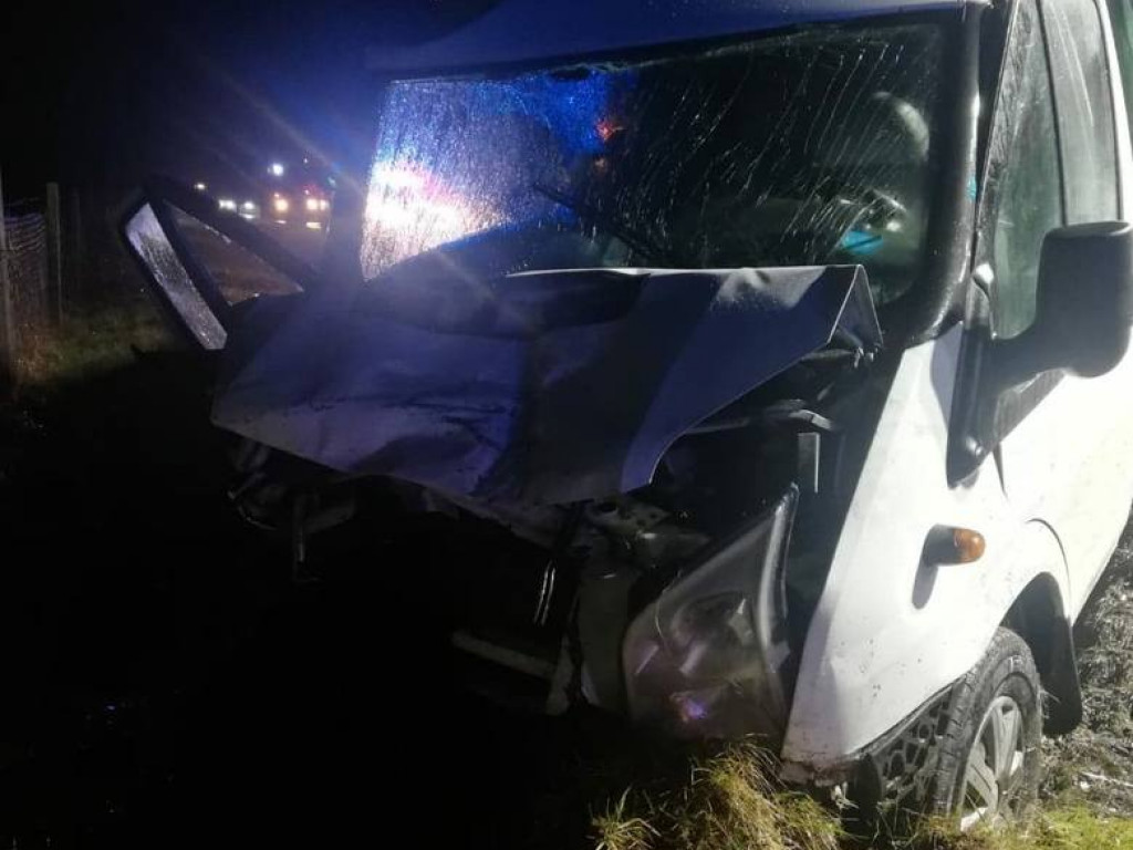 Tragiczne zderzenie busa z osobówką w powiecie staszowskim. Jedna osoba nie żyje [zdjęcia]