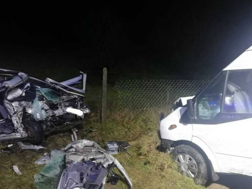 Tragiczne zderzenie busa z osobówką w powiecie staszowskim. Jedna osoba nie żyje [zdjęcia]
