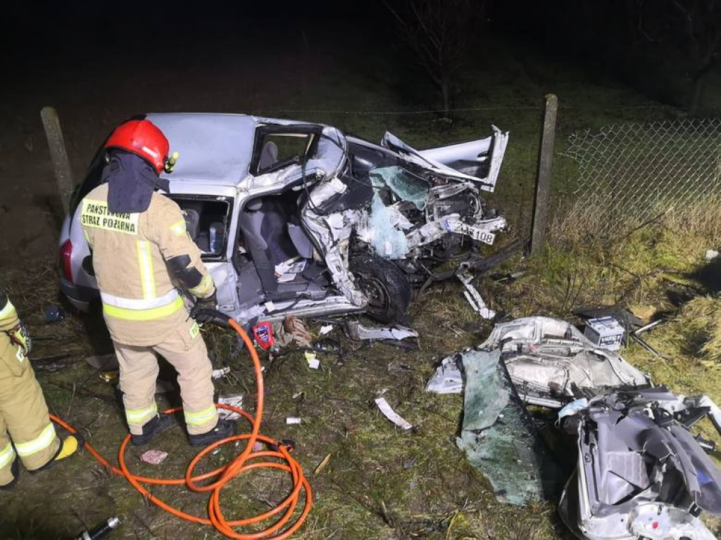 Tragiczne zderzenie busa z osobówką w powiecie staszowskim. Jedna osoba nie żyje [zdjęcia]