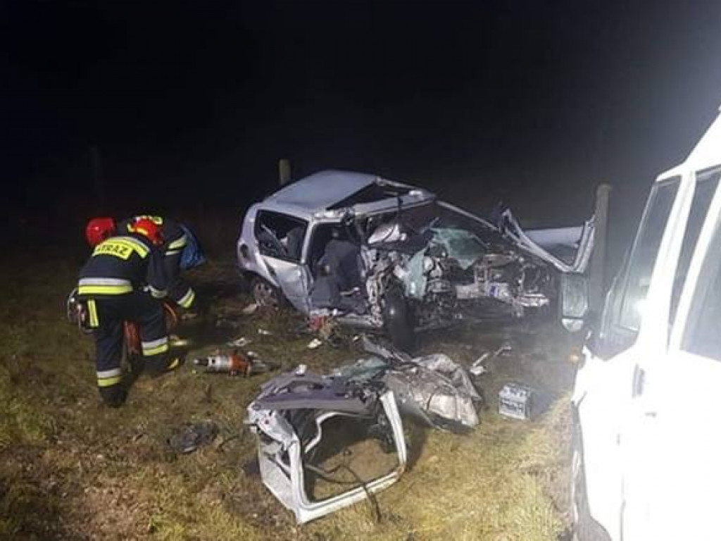 Tragiczne zderzenie busa z osobówką w powiecie staszowskim. Jedna osoba nie żyje [zdjęcia]