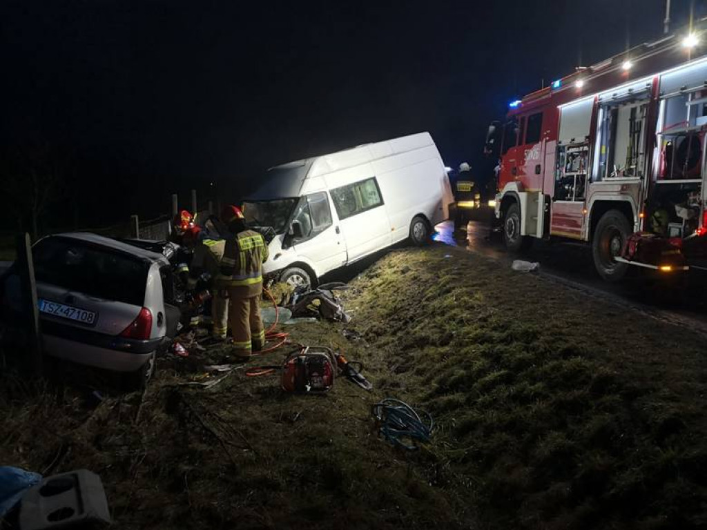 Tragiczne zderzenie busa z osobówką w powiecie staszowskim. Jedna osoba nie żyje [zdjęcia]