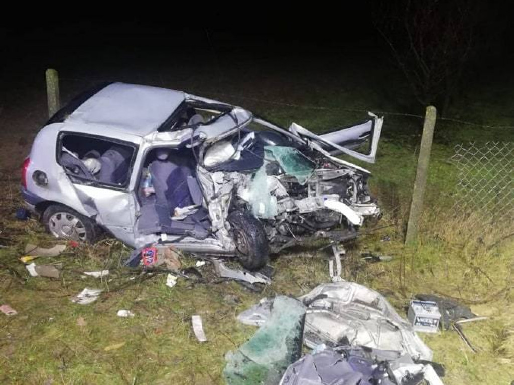 Tragiczne zderzenie busa z osobówką w powiecie staszowskim. Jedna osoba nie żyje [zdjęcia]