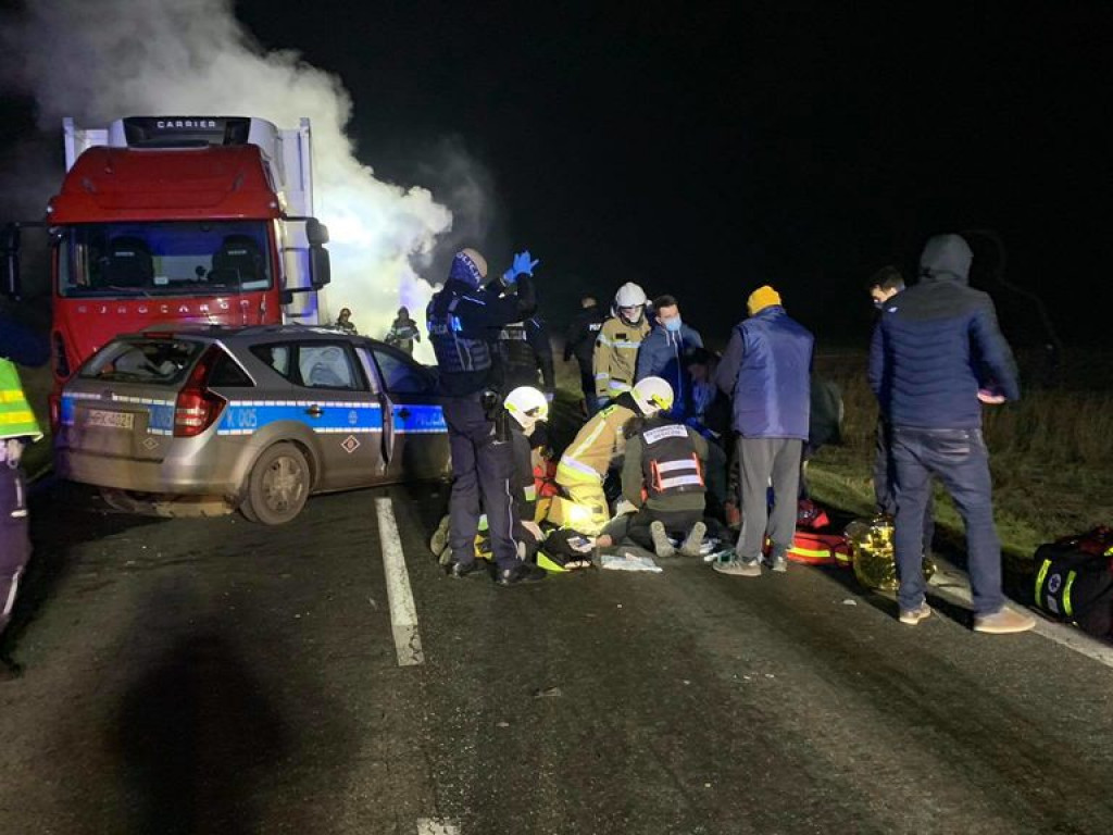 Sandomierz. Tarnobrzeg. Policyjny pościg zakończony wypadkiem. Auto w ogniu [wideo][zdjęcia]