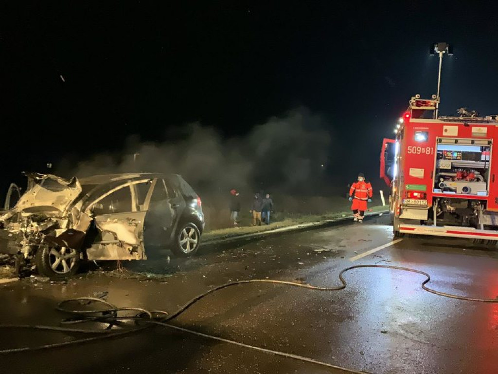 Sandomierz. Tarnobrzeg. Policyjny pościg zakończony wypadkiem. Auto w ogniu [wideo][zdjęcia]