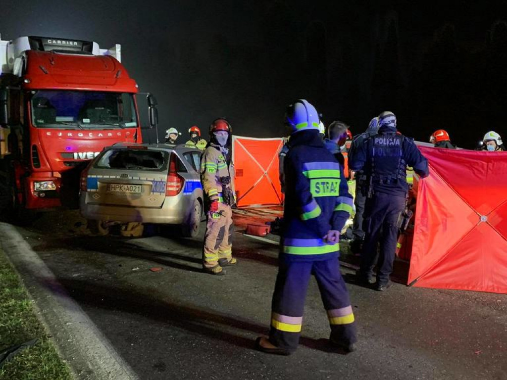 Sandomierz. Tarnobrzeg. Policyjny pościg zakończony wypadkiem. Auto w ogniu [wideo][zdjęcia]