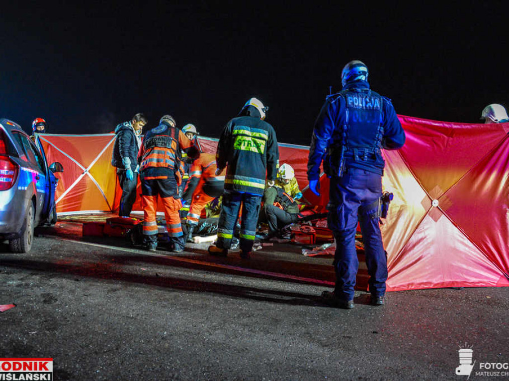 Sandomierz. Tarnobrzeg. Policyjny pościg zakończony wypadkiem. Auto w ogniu [wideo][zdjęcia]