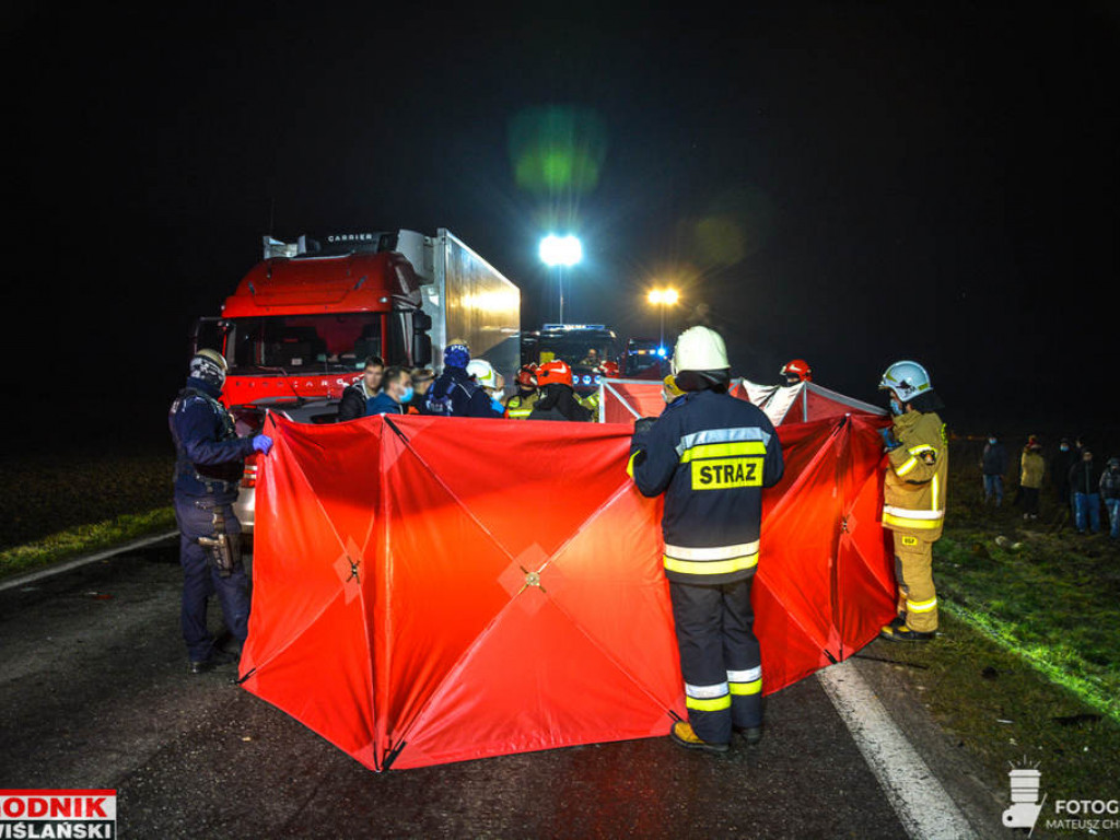 Sandomierz. Tarnobrzeg. Policyjny pościg zakończony wypadkiem. Auto w ogniu [wideo][zdjęcia]