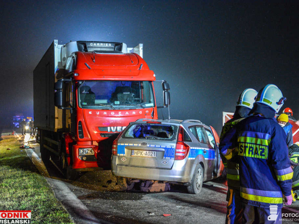 Sandomierz. Tarnobrzeg. Policyjny pościg zakończony wypadkiem. Auto w ogniu [wideo][zdjęcia]