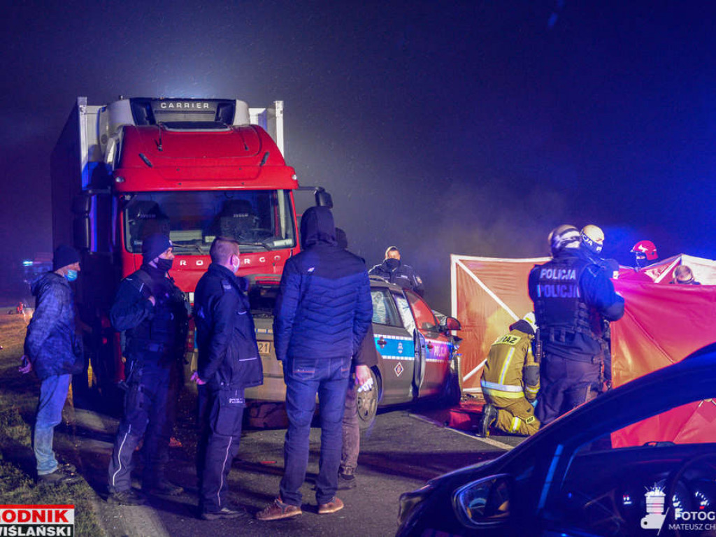 Sandomierz. Tarnobrzeg. Policyjny pościg zakończony wypadkiem. Auto w ogniu [wideo][zdjęcia]