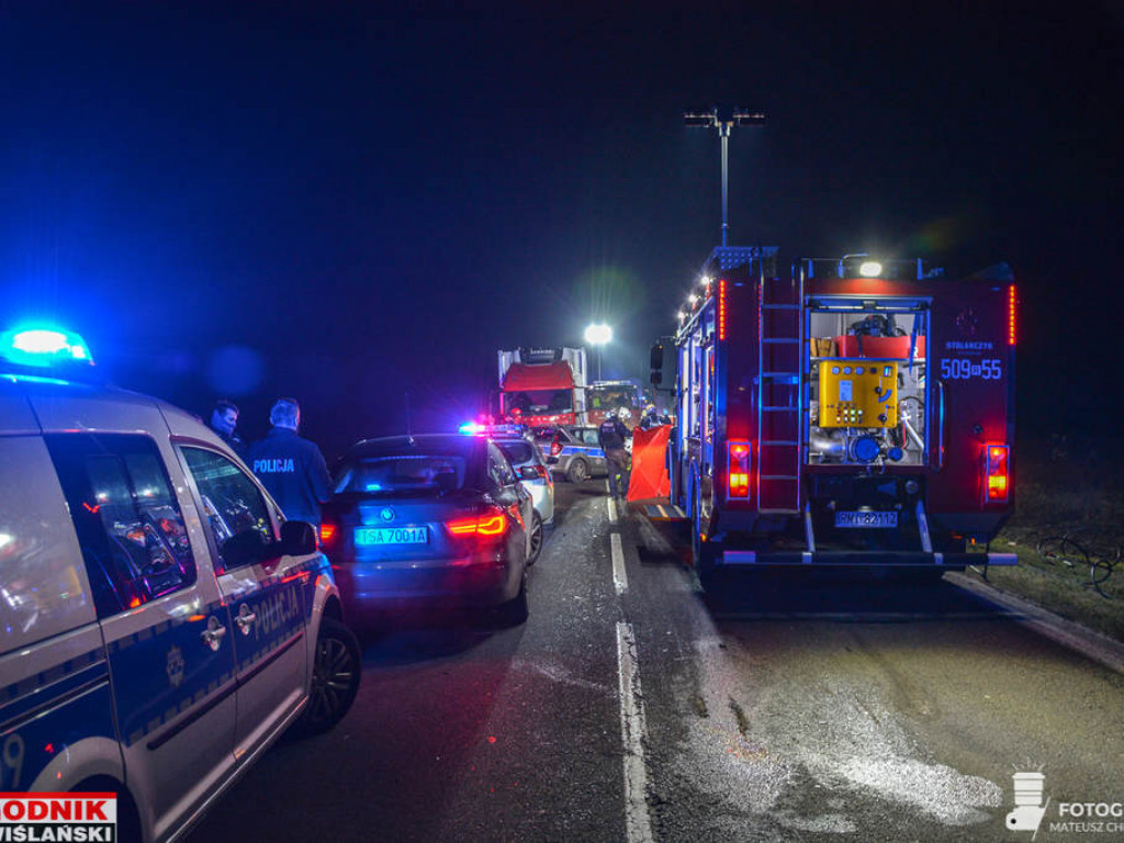 Sandomierz. Tarnobrzeg. Policyjny pościg zakończony wypadkiem. Auto w ogniu [wideo][zdjęcia]