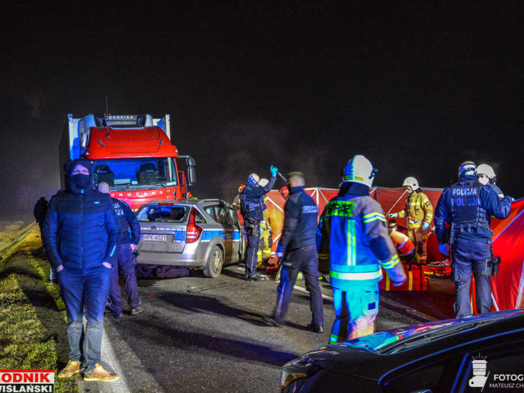 Sandomierz. Tarnobrzeg. Policyjny pościg zakończony wypadkiem. Auto w ogniu [wideo][zdjęcia]