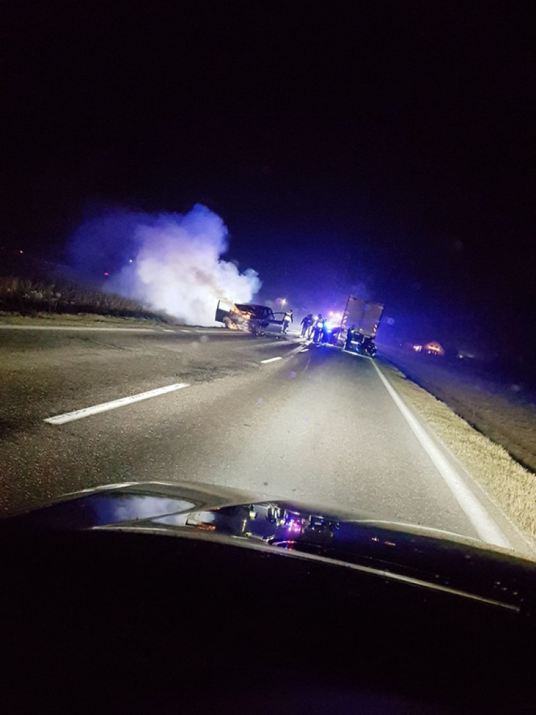 Sandomierz. Tarnobrzeg. Policyjny pościg zakończony wypadkiem. Auto w ogniu [wideo][zdjęcia]
