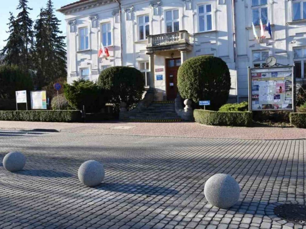 Tarnobrzeg. Kamienne kule zamiast metalowych słupków. Dobra zmiana? [zdjęcia]