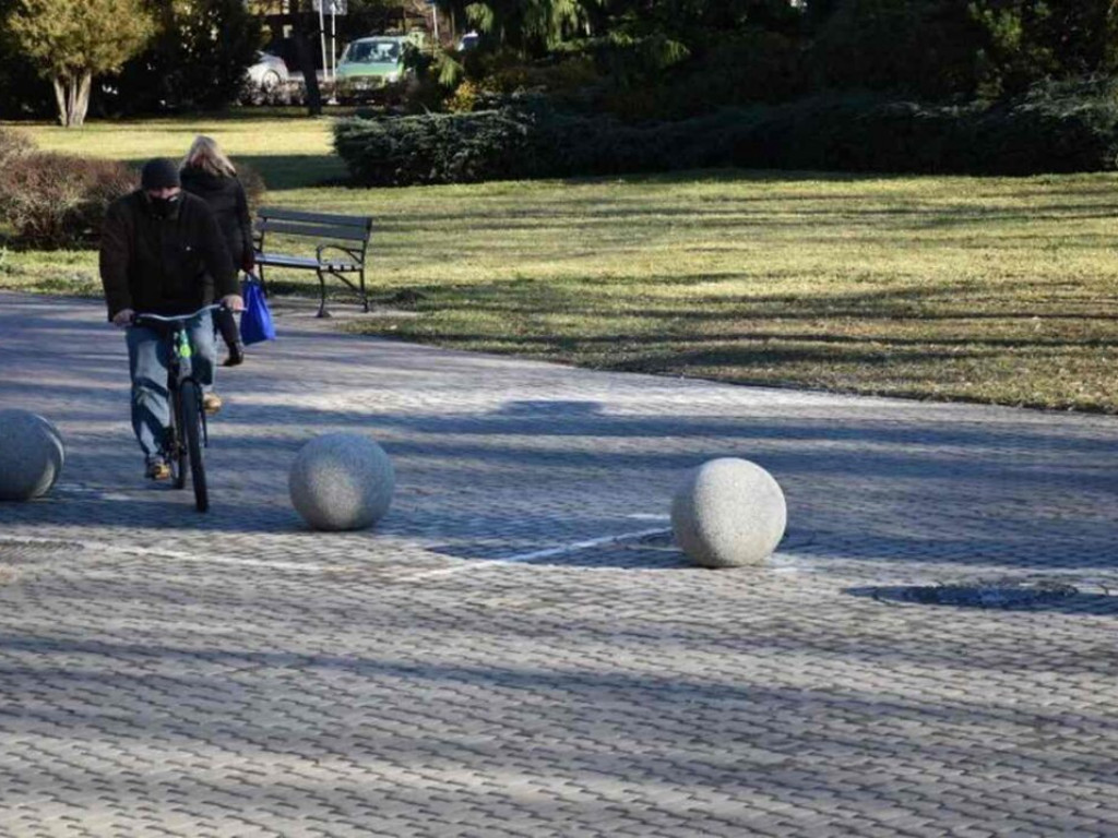 Tarnobrzeg. Kamienne kule zamiast metalowych słupków. Dobra zmiana? [zdjęcia]