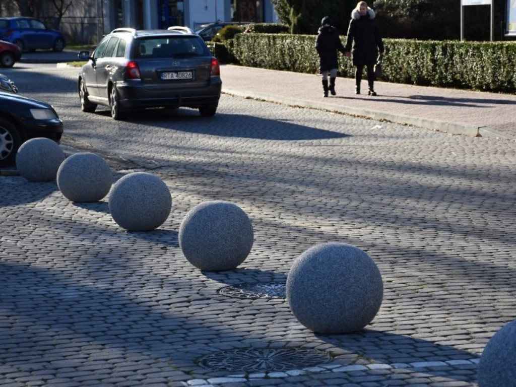 Tarnobrzeg. Kamienne kule zamiast metalowych słupków. Dobra zmiana? [zdjęcia]