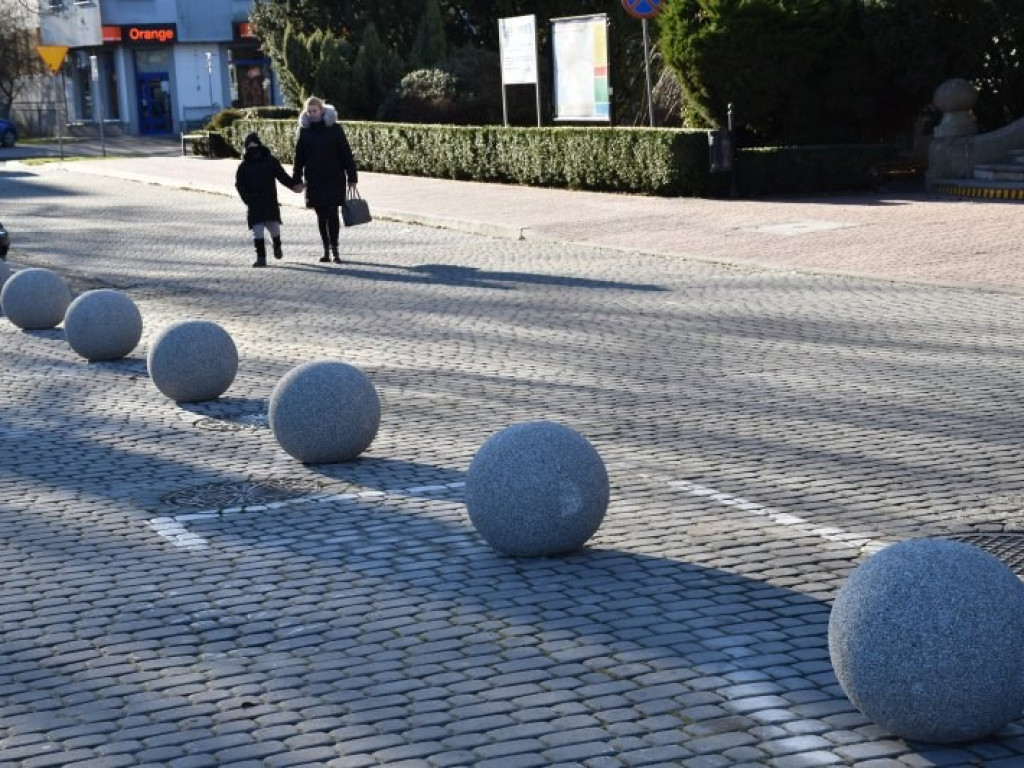 Tarnobrzeg. Kamienne kule zamiast metalowych słupków. Dobra zmiana? [zdjęcia]