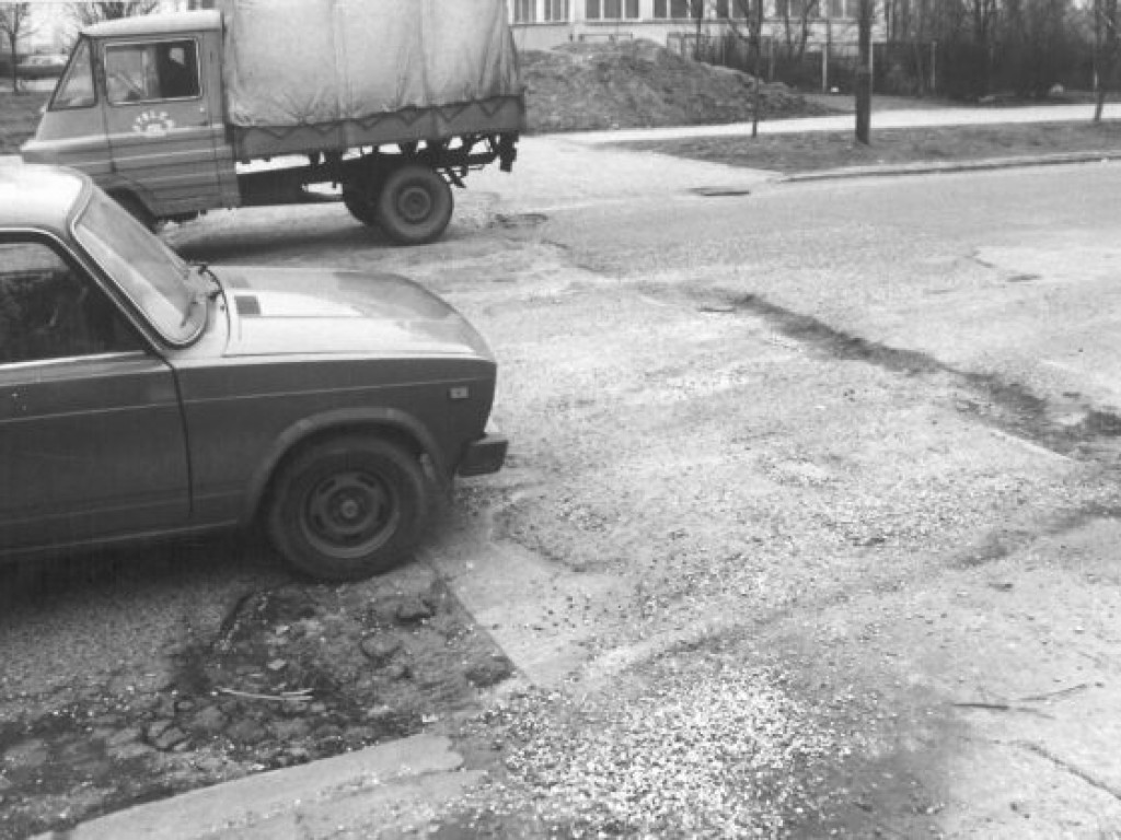 Tarnobrzeg. Kobieta z wanną na plecach, kolejki, ulice, budynki. Zobacz nasze archiwalne zdjęcia [zdjęcia]