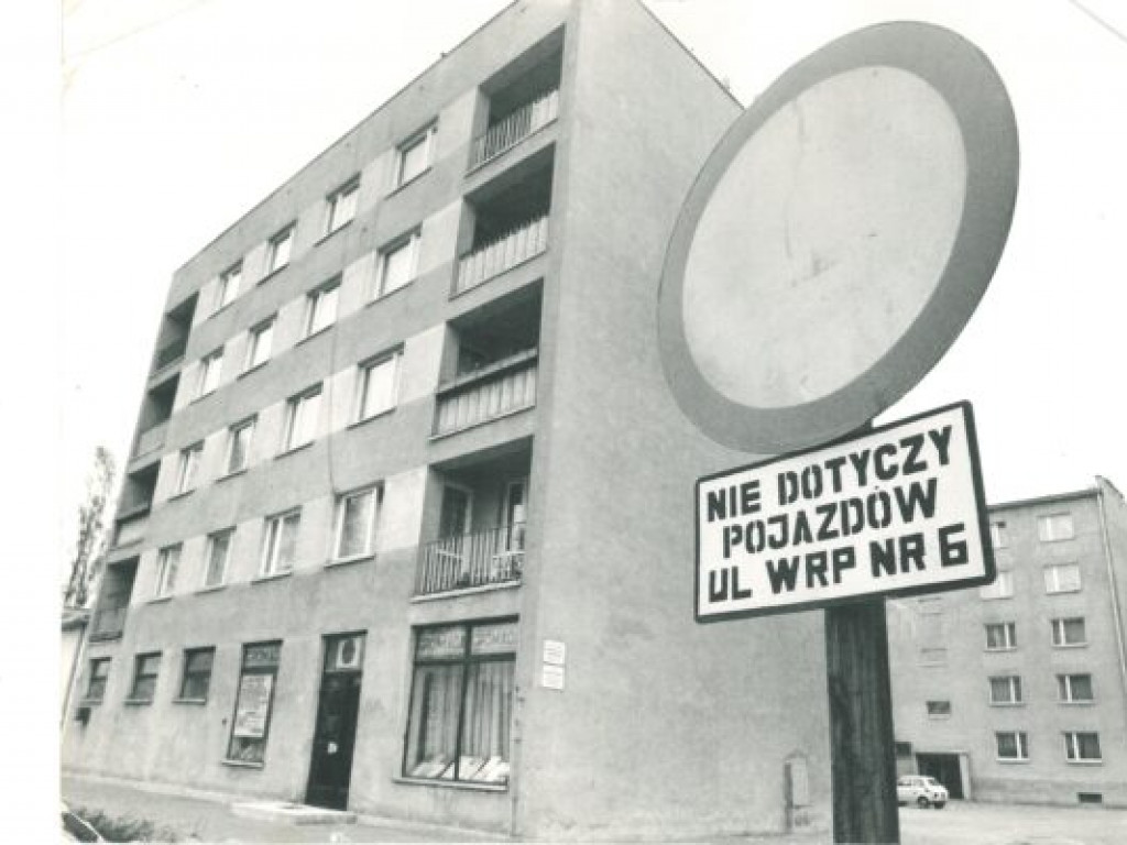 Tarnobrzeg. Kobieta z wanną na plecach, kolejki, ulice, budynki. Zobacz nasze archiwalne zdjęcia [zdjęcia]