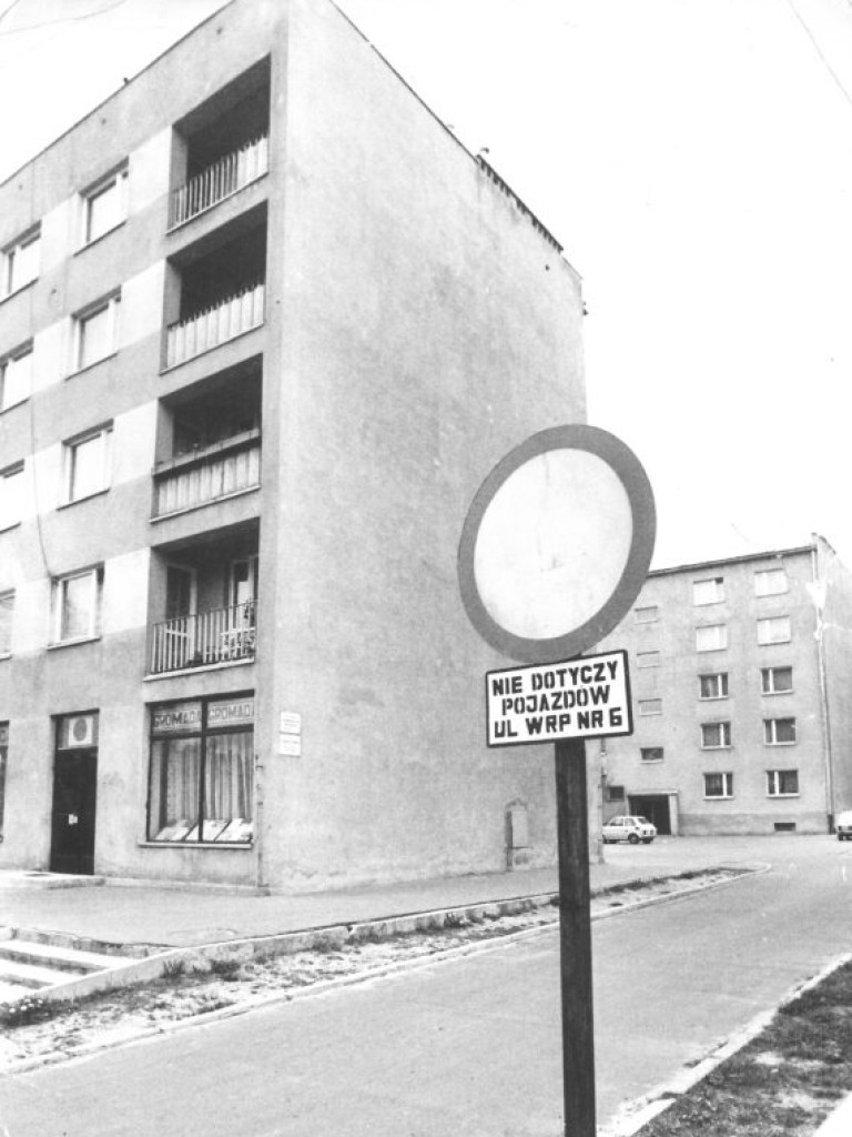 Tarnobrzeg. Kobieta z wanną na plecach, kolejki, ulice, budynki. Zobacz nasze archiwalne zdjęcia [zdjęcia]