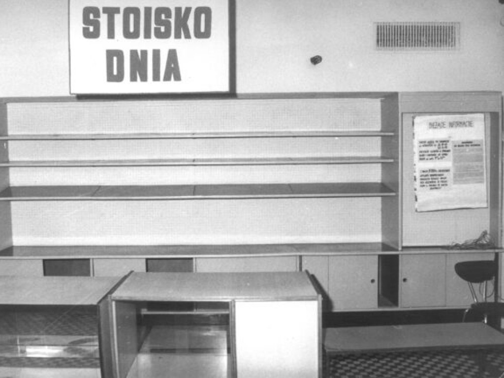 Tarnobrzeg. Kobieta z wanną na plecach, kolejki, ulice, budynki. Zobacz nasze archiwalne zdjęcia [zdjęcia]