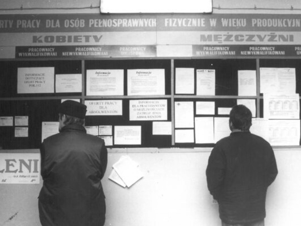 Tarnobrzeg. Kobieta z wanną na plecach, kolejki, ulice, budynki. Zobacz nasze archiwalne zdjęcia [zdjęcia]