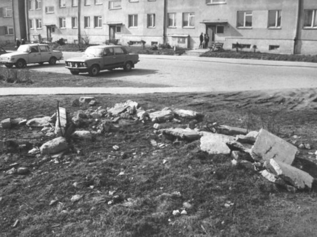 Tarnobrzeg. Kobieta z wanną na plecach, kolejki, ulice, budynki. Zobacz nasze archiwalne zdjęcia [zdjęcia]