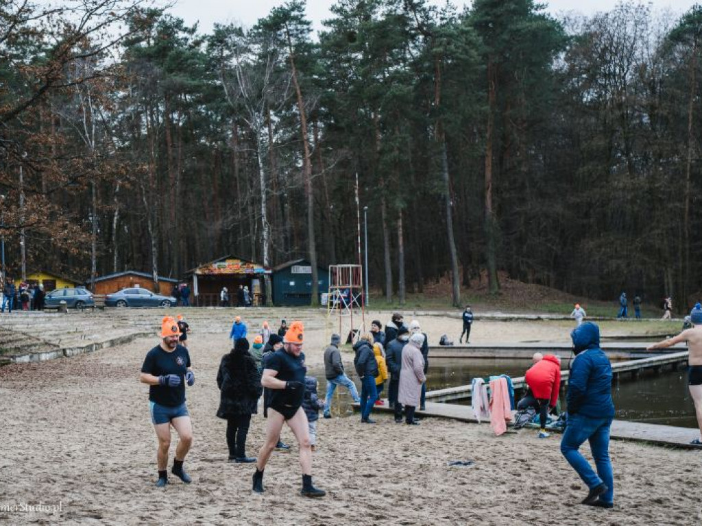 Kilkadziesiąt osób morsowało dla chorego Marcelka. Zebrali prawie 4 tysiące złotych! [dużo zdjęć!]