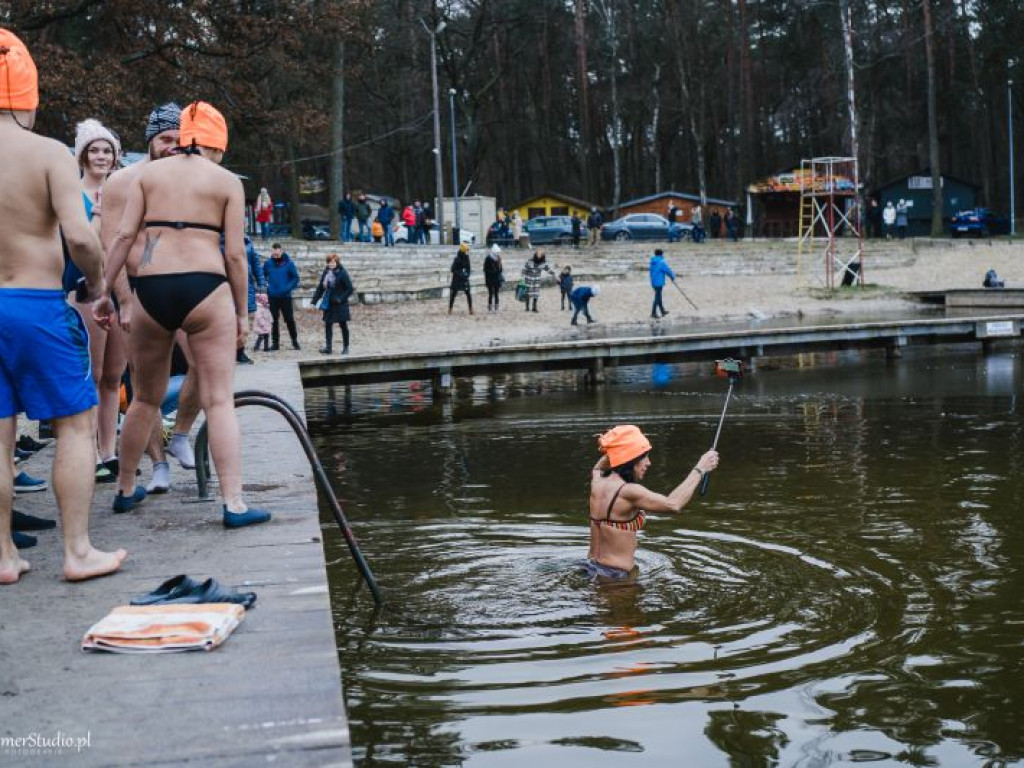 Kilkadziesiąt osób morsowało dla chorego Marcelka. Zebrali prawie 4 tysiące złotych! [dużo zdjęć!]