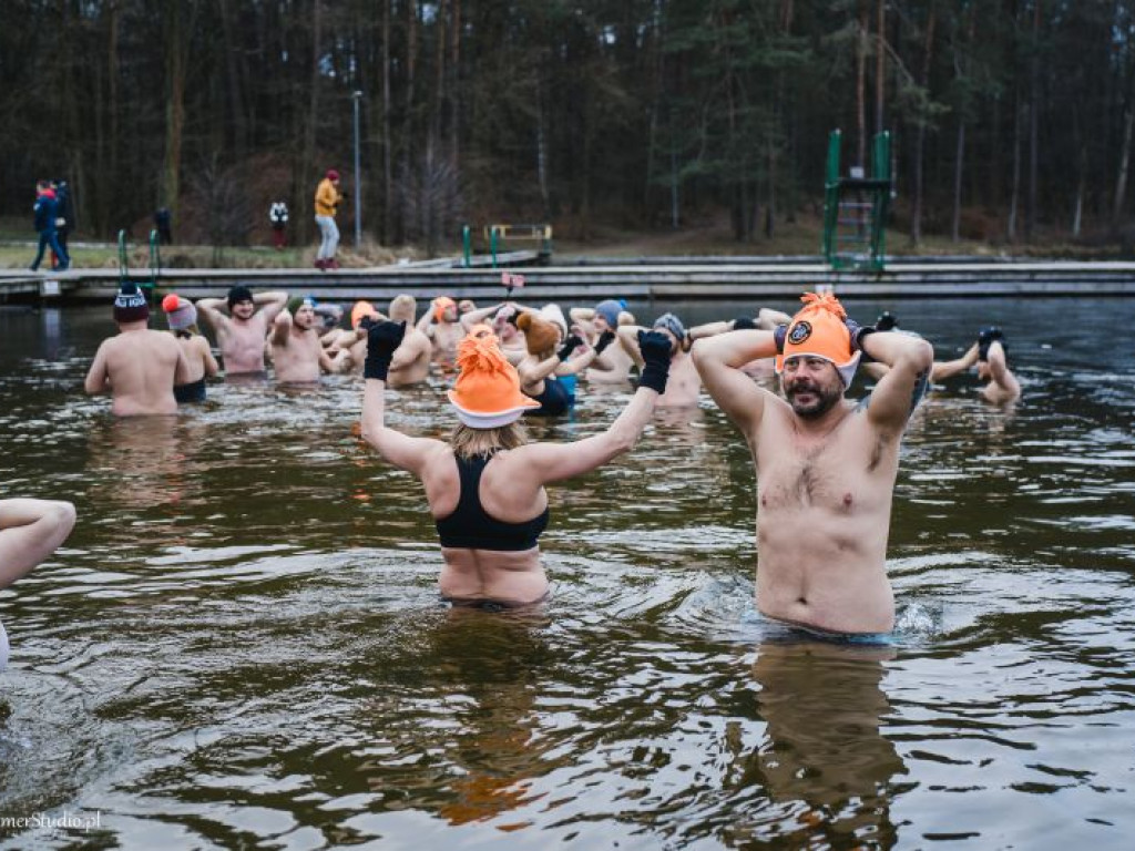 Kilkadziesiąt osób morsowało dla chorego Marcelka. Zebrali prawie 4 tysiące złotych! [dużo zdjęć!]