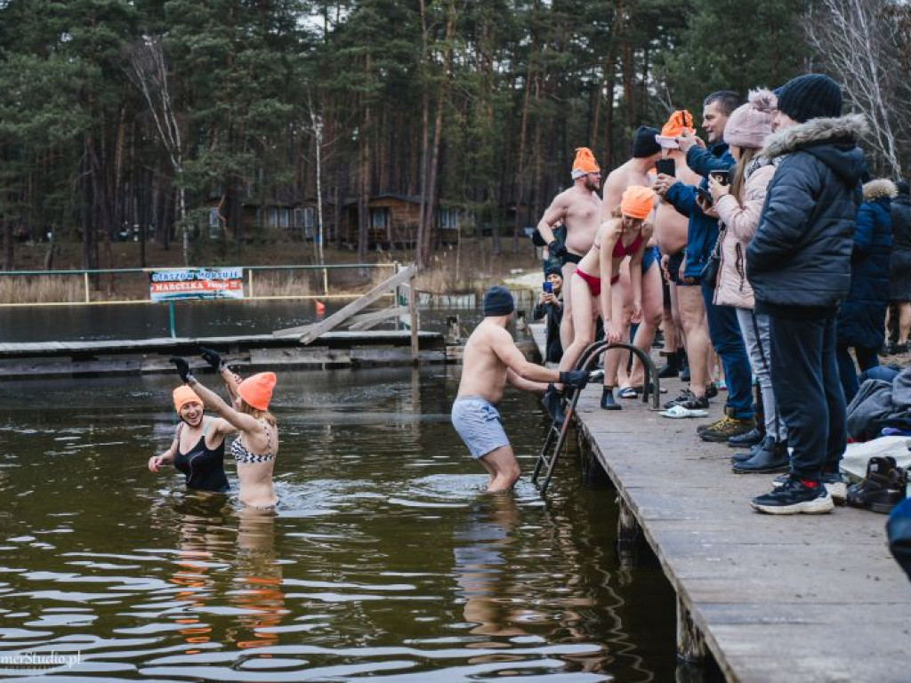 Kilkadziesiąt osób morsowało dla chorego Marcelka. Zebrali prawie 4 tysiące złotych! [dużo zdjęć!]