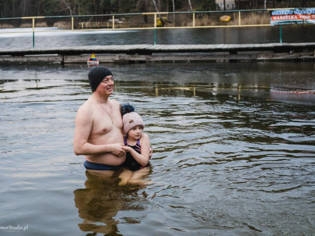 Kilkadziesiąt osób morsowało dla chorego Marcelka. Zebrali prawie 4 tysiące złotych! [dużo zdjęć!]