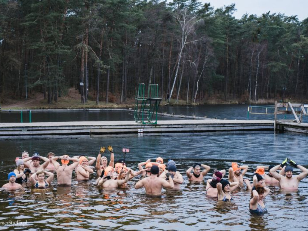 Kilkadziesiąt osób morsowało dla chorego Marcelka. Zebrali prawie 4 tysiące złotych! [dużo zdjęć!]