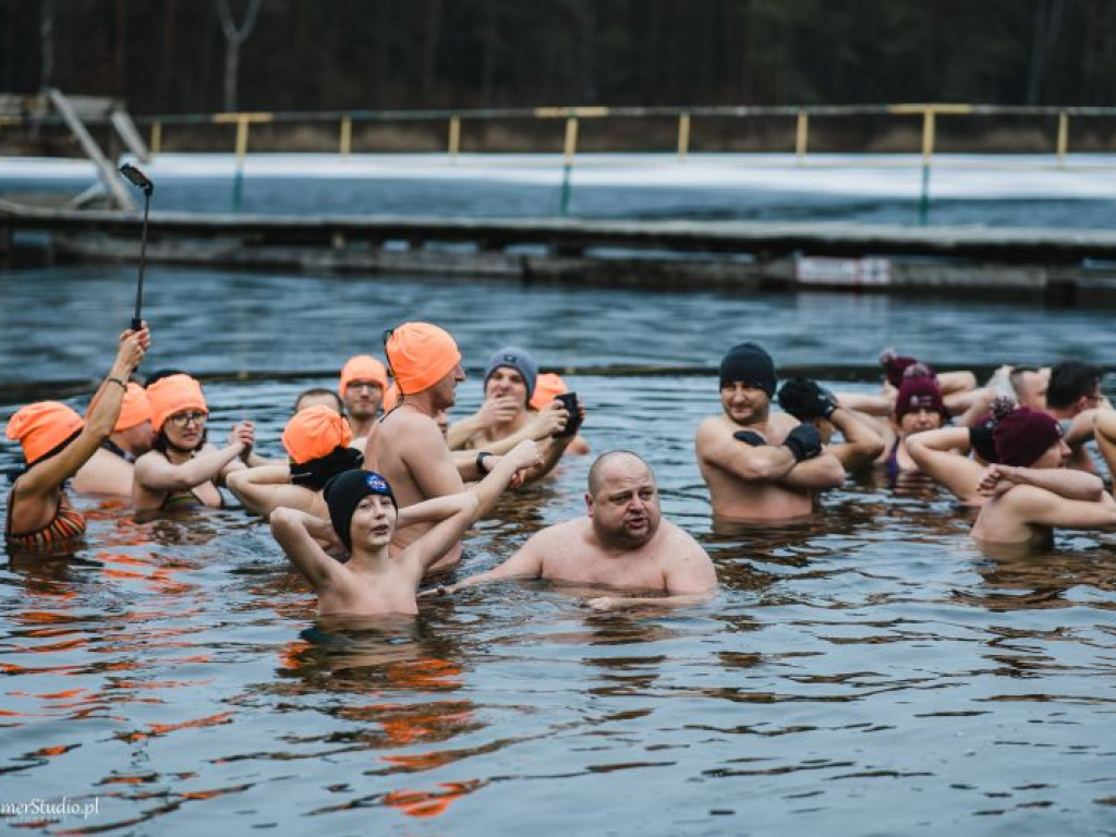 Kilkadziesiąt osób morsowało dla chorego Marcelka. Zebrali prawie 4 tysiące złotych! [dużo zdjęć!]