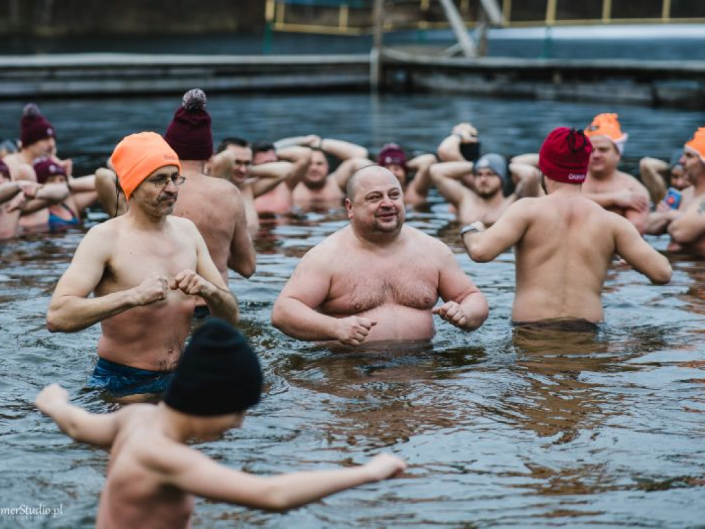Kilkadziesiąt osób morsowało dla chorego Marcelka. Zebrali prawie 4 tysiące złotych! [dużo zdjęć!]