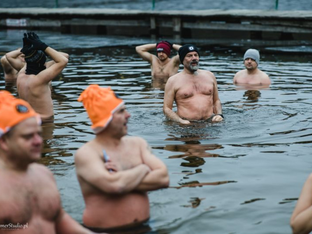 Kilkadziesiąt osób morsowało dla chorego Marcelka. Zebrali prawie 4 tysiące złotych! [dużo zdjęć!]