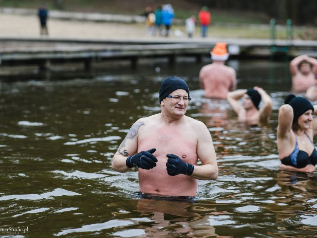 Kilkadziesiąt osób morsowało dla chorego Marcelka. Zebrali prawie 4 tysiące złotych! [dużo zdjęć!]