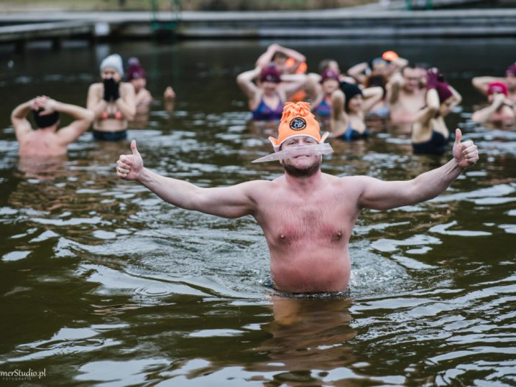 Kilkadziesiąt osób morsowało dla chorego Marcelka. Zebrali prawie 4 tysiące złotych! [dużo zdjęć!]