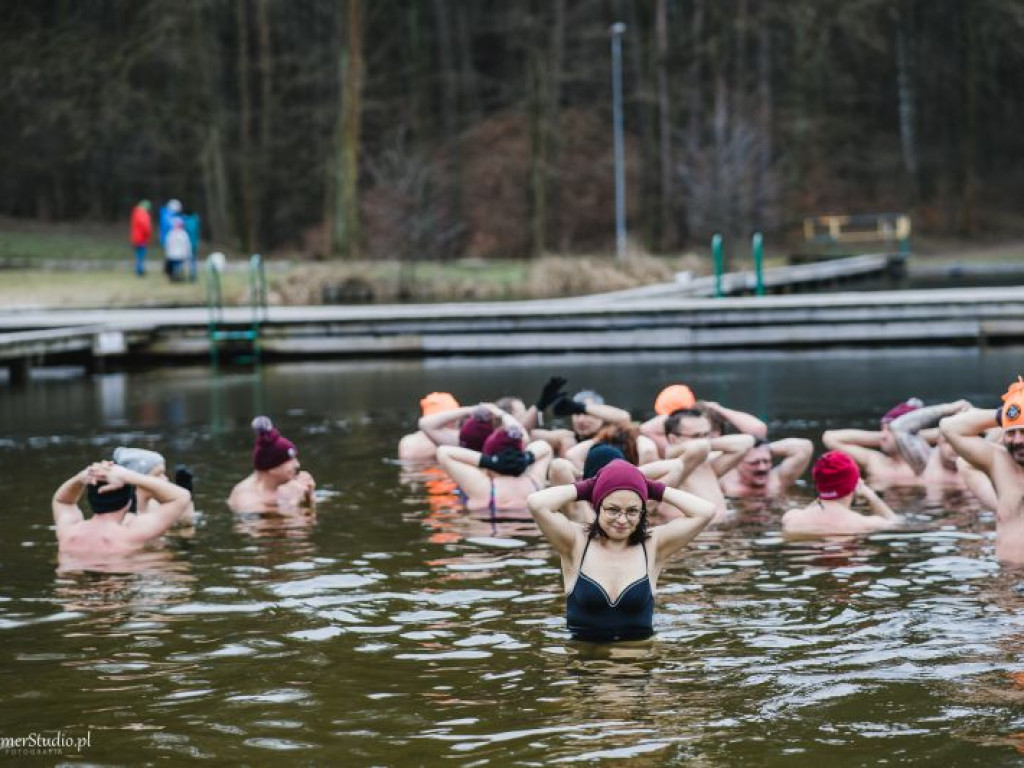 Kilkadziesiąt osób morsowało dla chorego Marcelka. Zebrali prawie 4 tysiące złotych! [dużo zdjęć!]