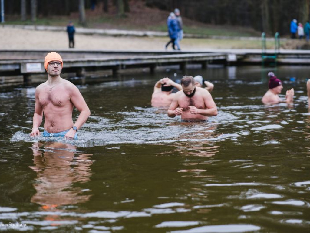 Kilkadziesiąt osób morsowało dla chorego Marcelka. Zebrali prawie 4 tysiące złotych! [dużo zdjęć!]