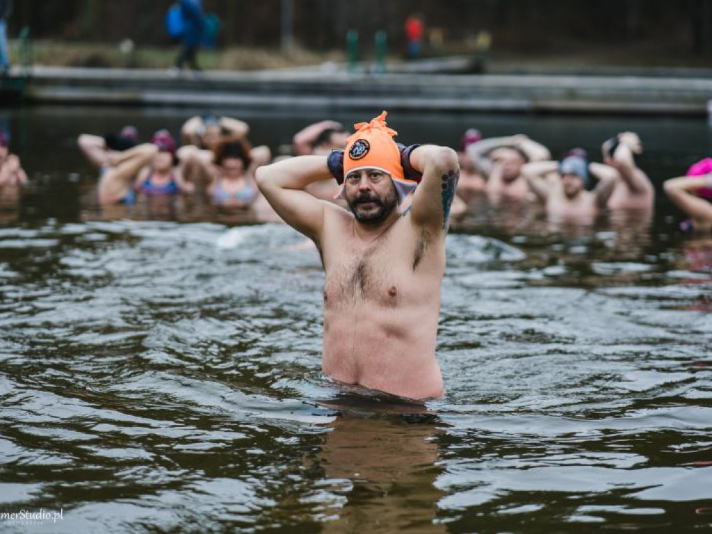 Kilkadziesiąt osób morsowało dla chorego Marcelka. Zebrali prawie 4 tysiące złotych! [dużo zdjęć!]