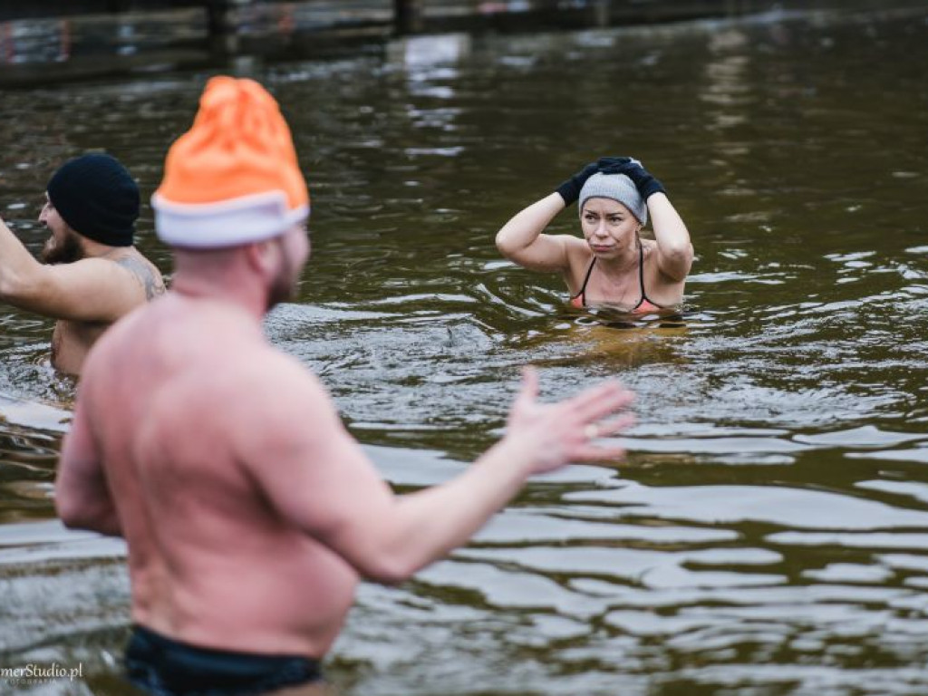 Kilkadziesiąt osób morsowało dla chorego Marcelka. Zebrali prawie 4 tysiące złotych! [dużo zdjęć!]