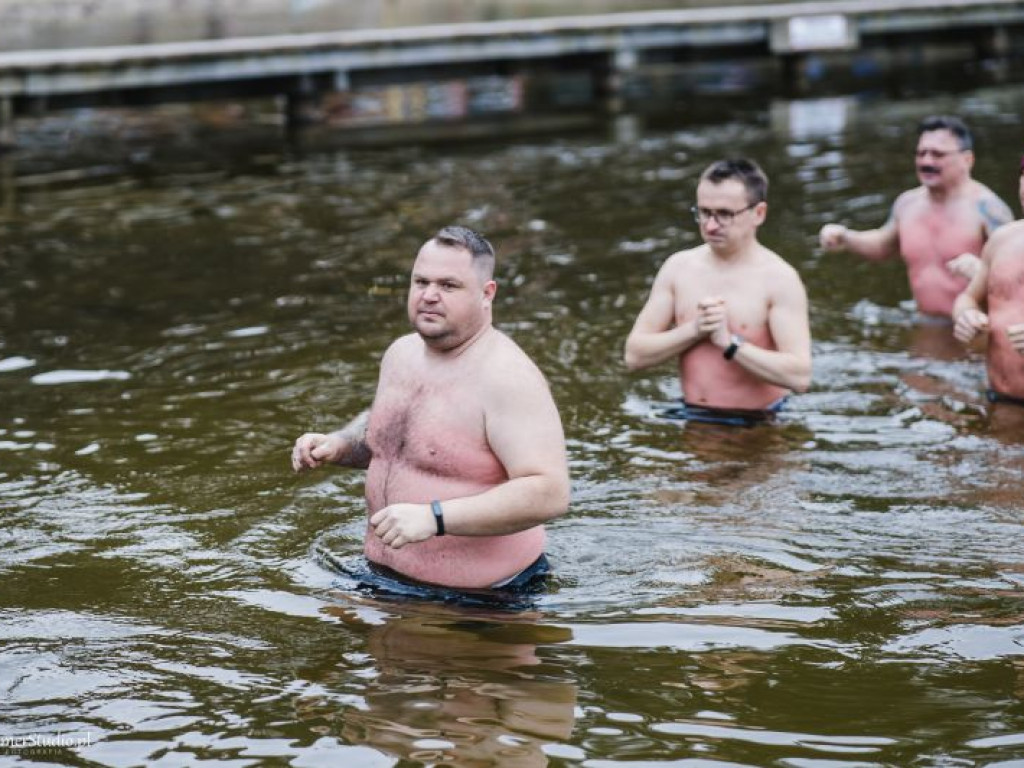Kilkadziesiąt osób morsowało dla chorego Marcelka. Zebrali prawie 4 tysiące złotych! [dużo zdjęć!]