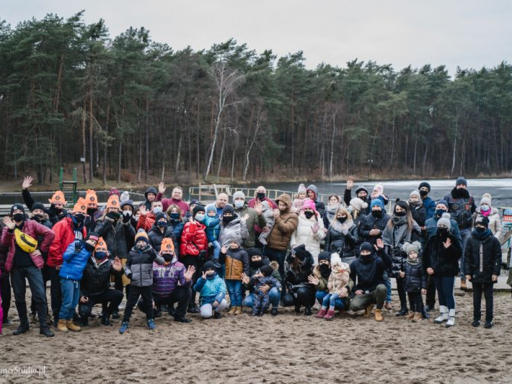 Kilkadziesiąt osób morsowało dla chorego Marcelka. Zebrali prawie 4 tysiące złotych! [dużo zdjęć!]