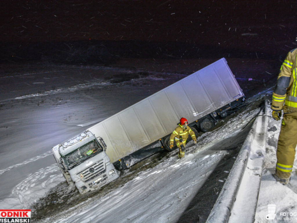 TIR spadł z wiaduktu na krajowej 