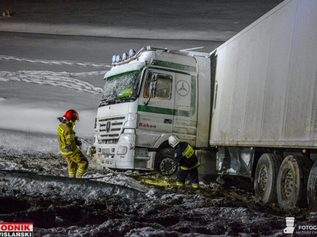 TIR spadł z wiaduktu na krajowej 